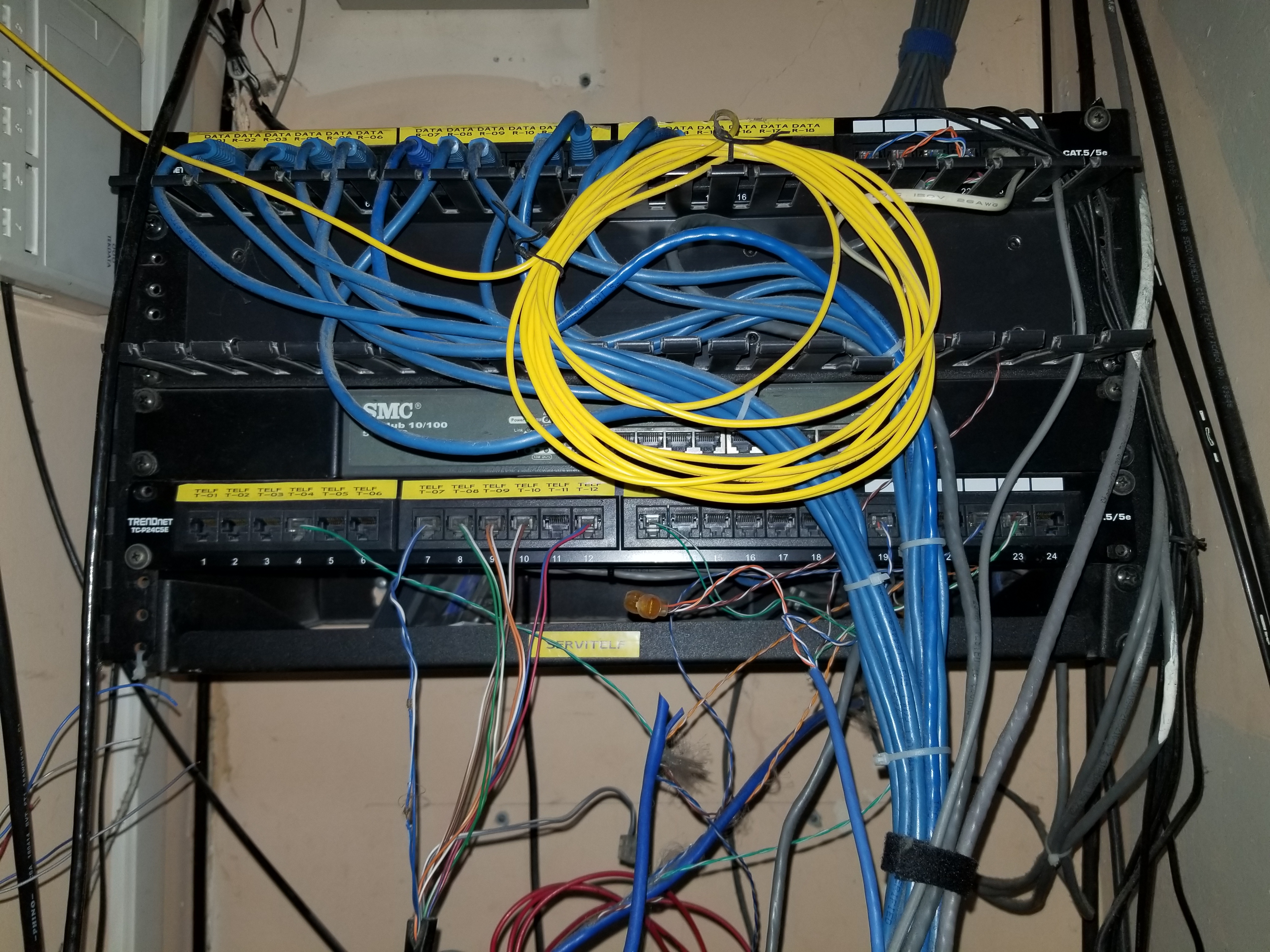 Detalle de conexiones y cableado desordenado