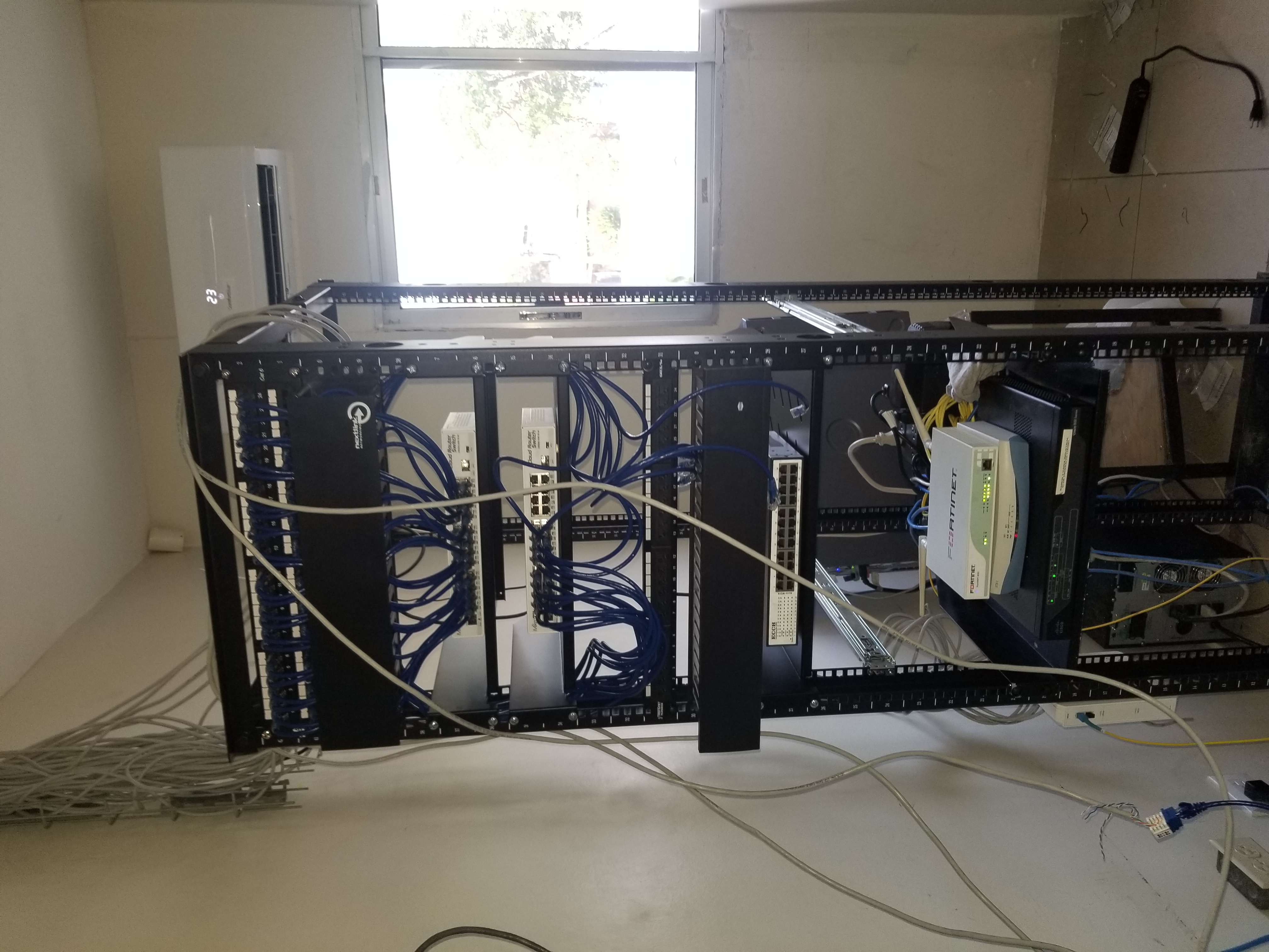 Montaje del rack de piso en segunda planta