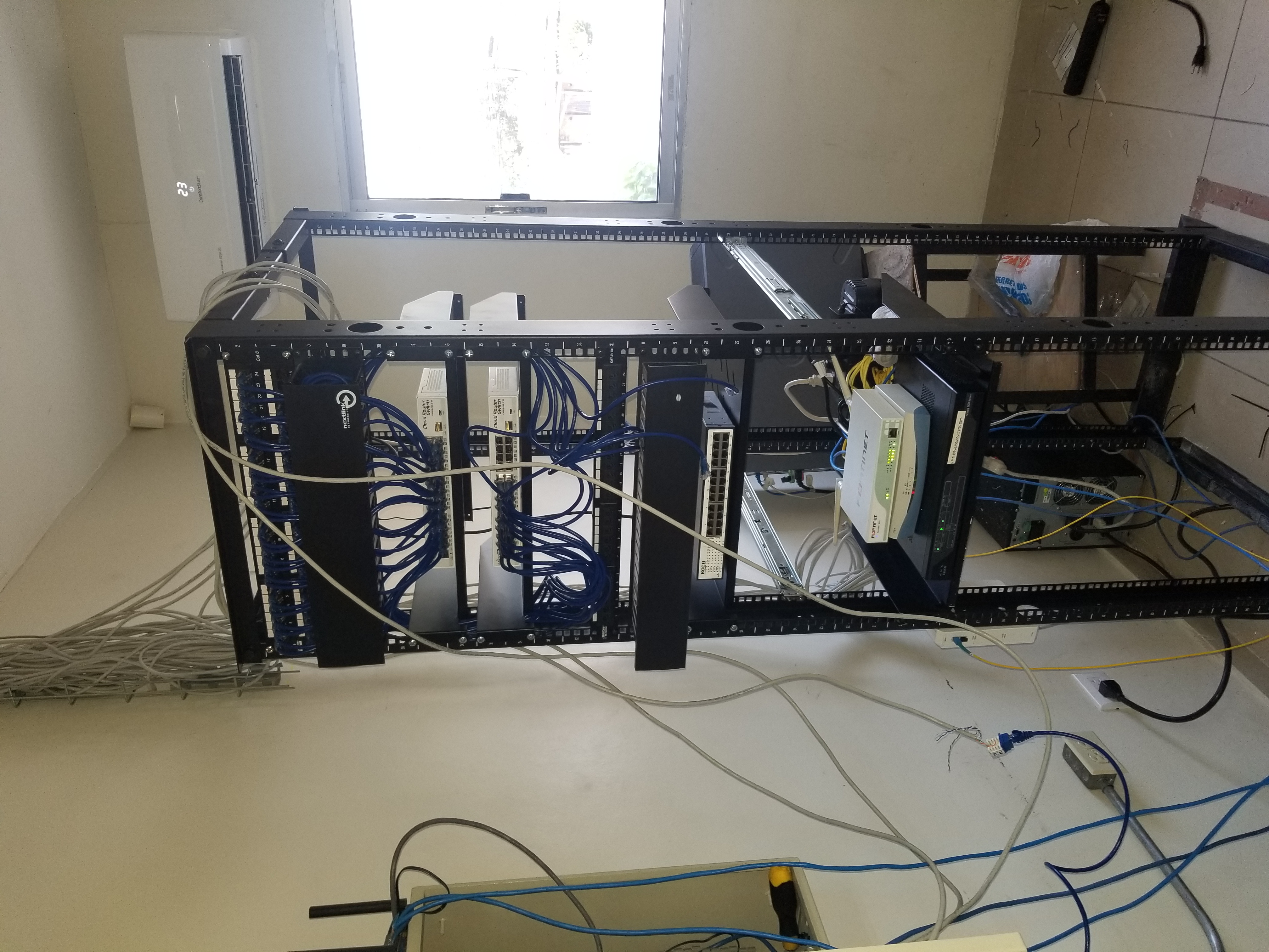 Cableado estructurado en proceso de montaje