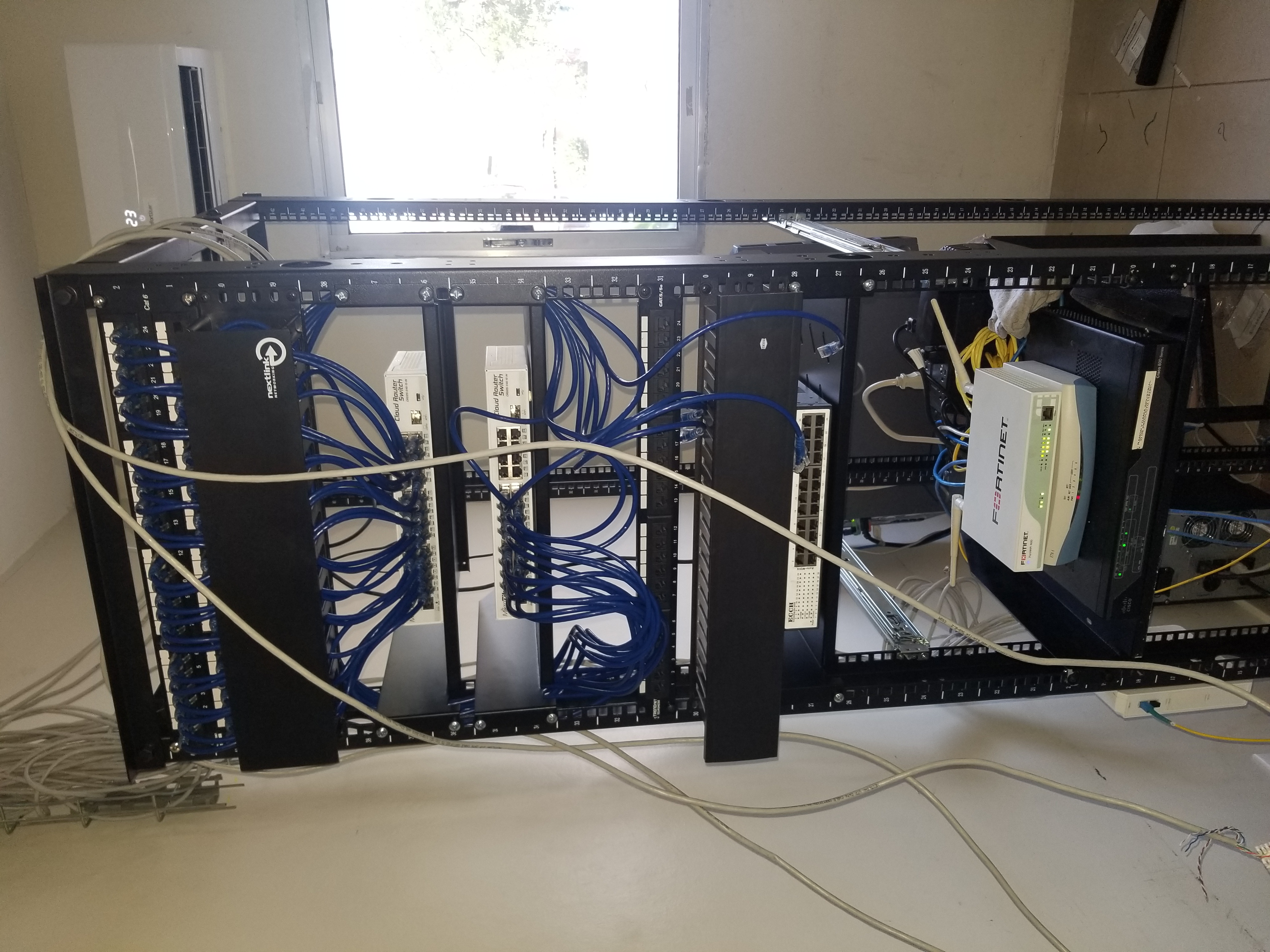 Ajuste de equipos y servidores en rack