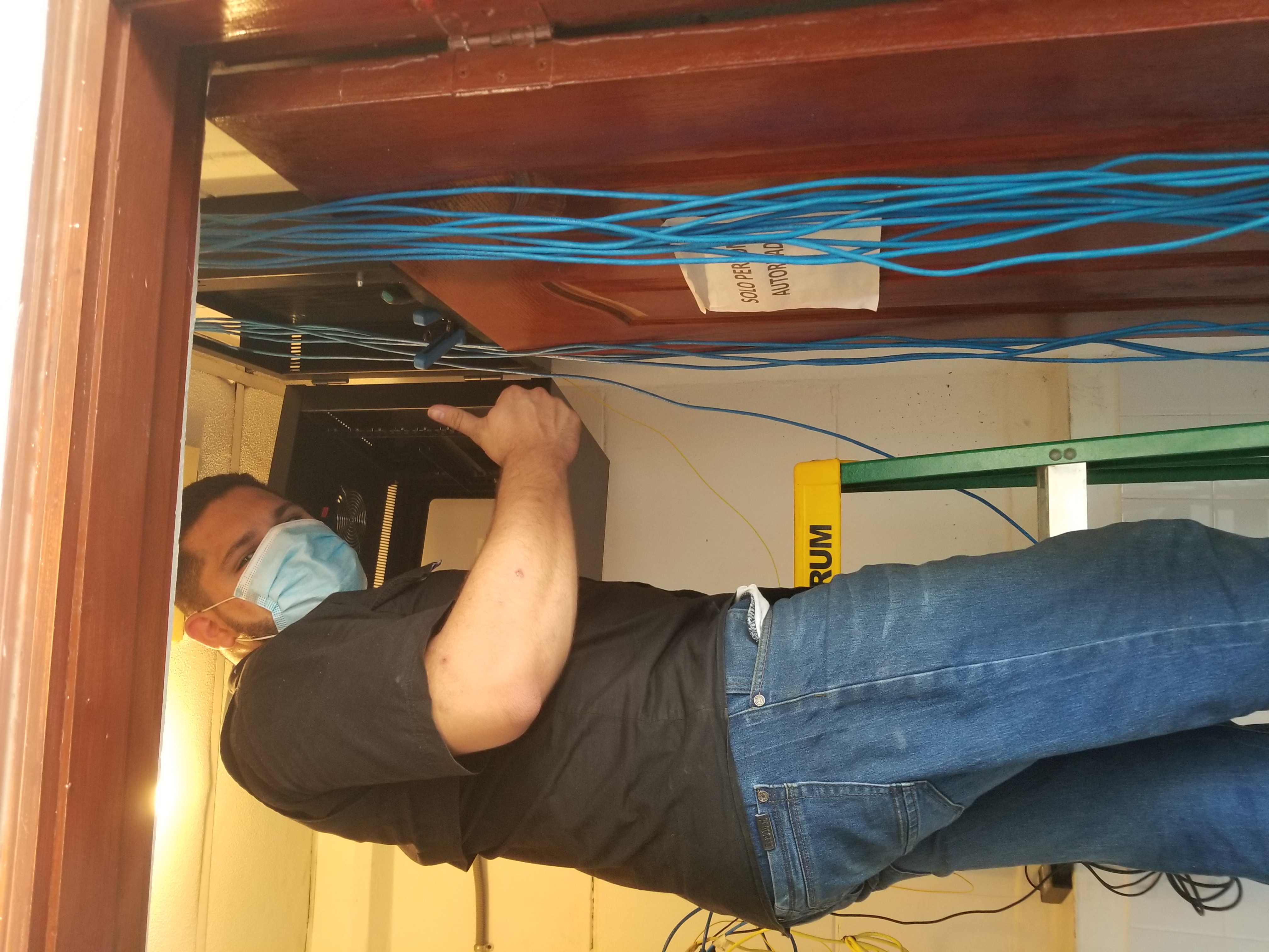 Técnico trabajando en la instalación de red