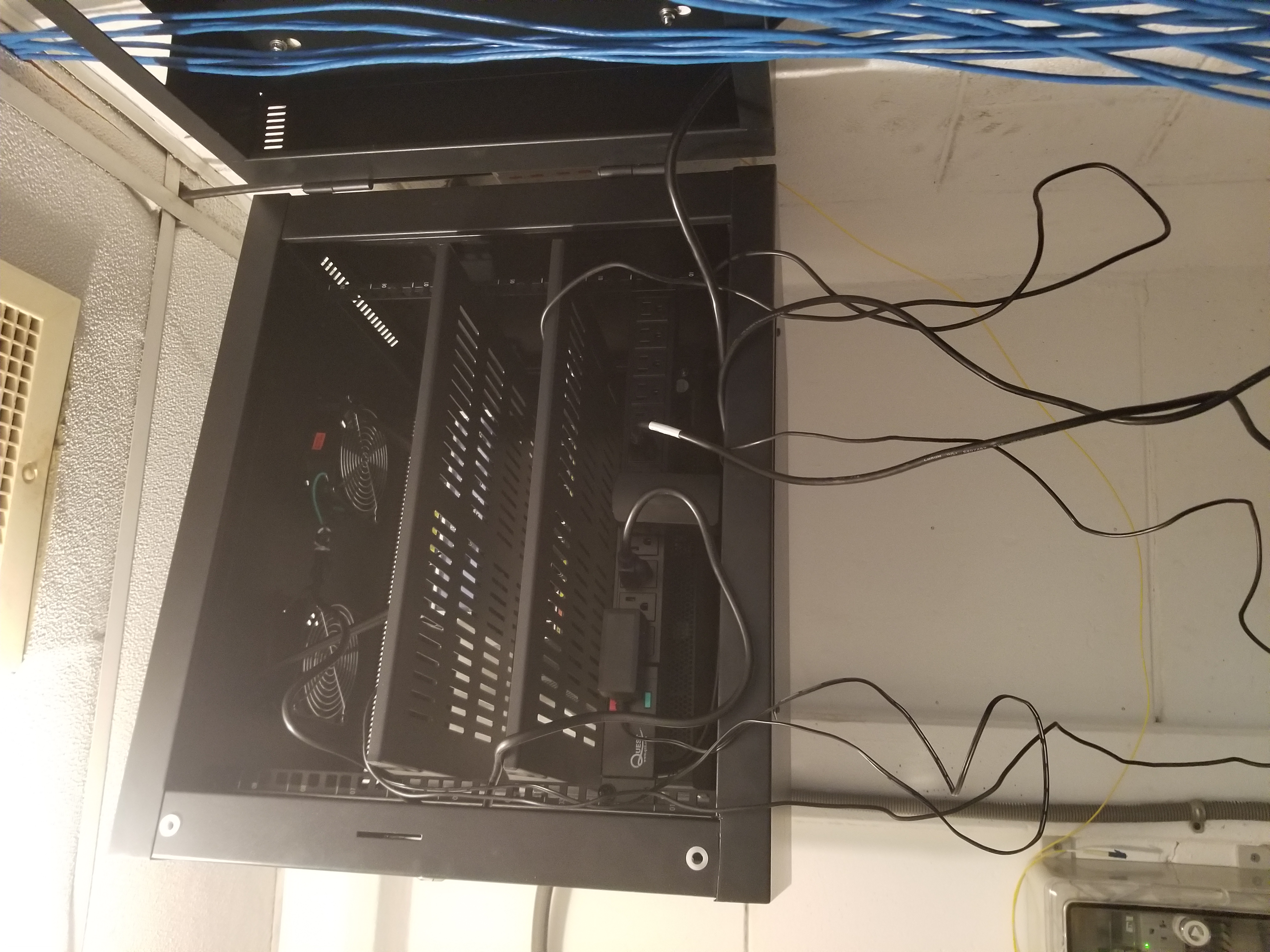 Interior del rack antes del mantenimiento