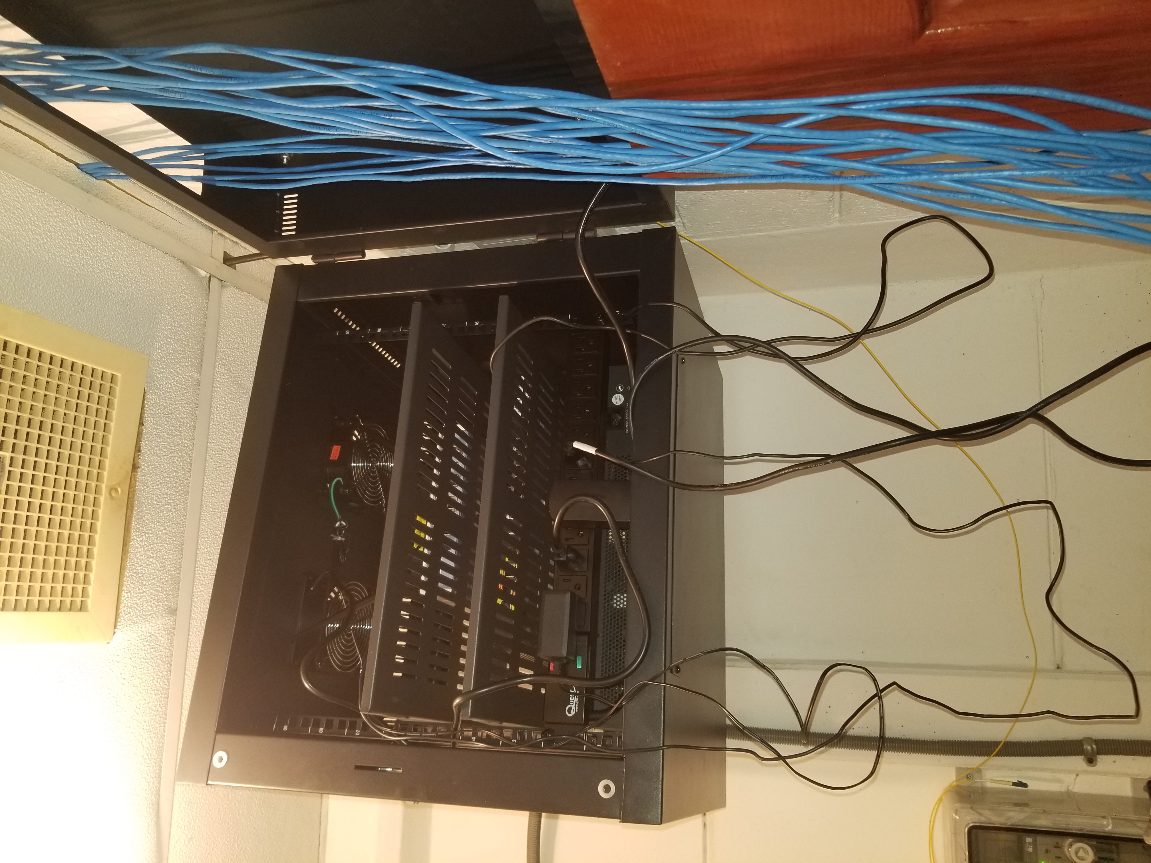 Cables UTP sin ordenar colgando de la puerta