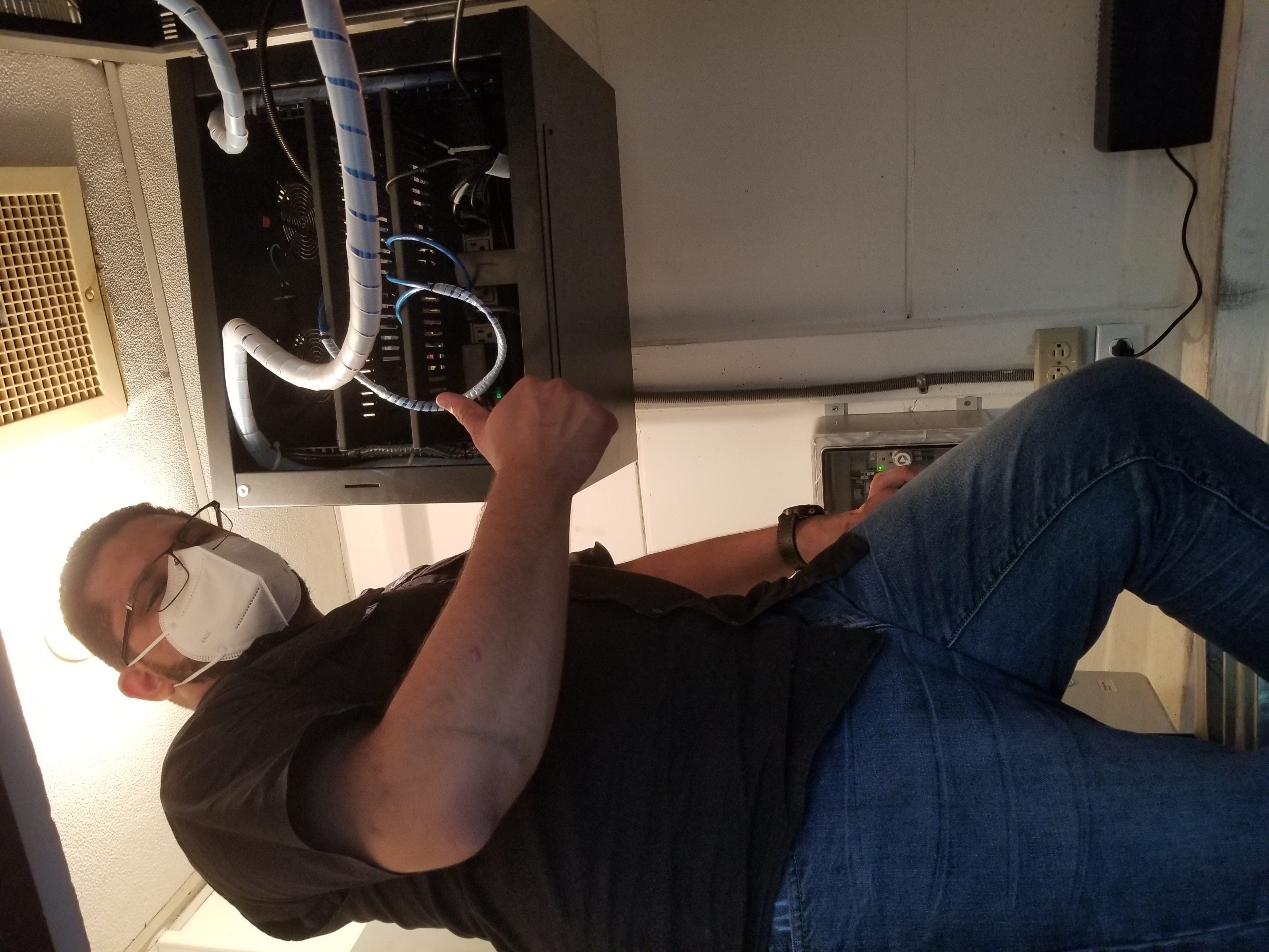 Técnico mostrando el resultado final del proyecto